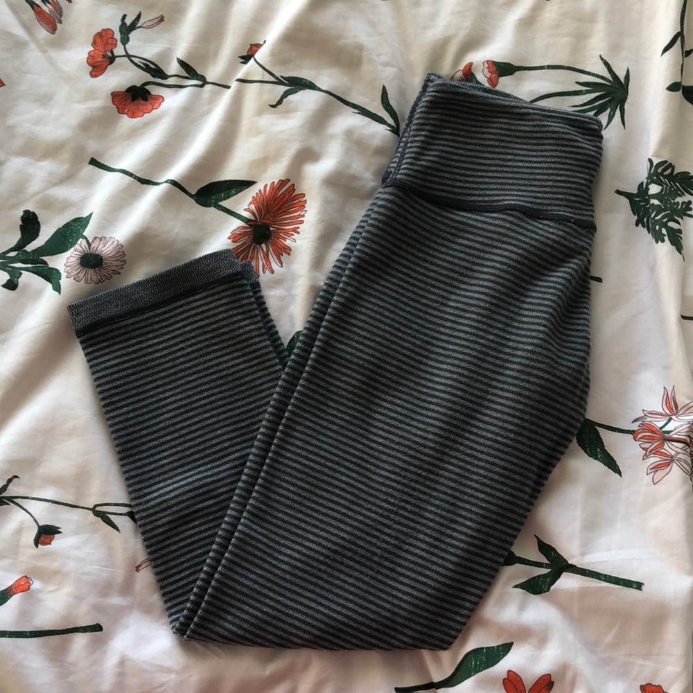 Lululemon Size 4 Reversible Crop Leggings